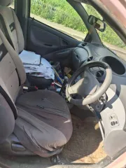 Toyota Vitz 2001 года, розового цвета. Государственный номер К260ВМ138. Модель двигателя 1SZ, номер двигателя 0778413. Номер кузова SCP10 3258191. Мощность 70 л.с. (51 кВт), объем 997 куб. см, бензиновый двигатель. Разрешенная максимальная масса 1145 кг, масса без нагрузки 870 кг. Производитель…