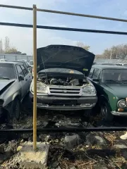 Chevrolet Niva 2004 года выпуска, светло-серебристый металлик, универсал. VIN: X9L21230040027362. Объем двигателя 1690 см³, мощность 58.5 кВт/79.6 л.с., экологический класс нулевой. Ключи и документы отсутствуют. Состояние: трещины и сколы на переднем бампере справа, трещины на лобовом стекле…