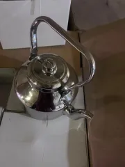Чайник нержавеющий 3 л, остатки, 480 шт. Чайник (годные остатки) с изогнутым носиком, крышкой и ручкой, из металла, серебристого цвета, с маркировкой на донце «К.С.с. ВС РФ. Нерж 3 л.». Торговая марка и страна происхождения не установлена. Чайники без видимых следов эксплуатации. Всего: 480 шт…