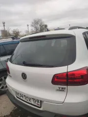 Volkswagen Tiguan, 2016 года, 122 л.с., 83699 км, МКПП, передний привод, цвет белый, VIN XW8ZZZ5NZHG105479, ранее участвовал в 6-ти ДТП, срабатывали подушки безопасности, восстановлен, ключ один, кондиционер не работает, АКБ разряжена, повреждено правое переднее крыло (вмятина), отчет Автотеки…