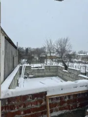 Земельный участок 1026 м² в Ставропольском крае по адресу: Россия, Ставропольский край, г. Ессентуки, ул. Комарова, площадь 1026+/-11 кв.м., на котором находится объект незавершенного строительства.