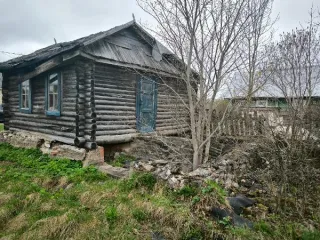 Земельный участок площадью 1220 кв.м с хозяйственной постройкой 22 кв.м по адресу: Ленинградская область, Сланцевский район, город Сланцы, улица Льва Толстого, 16. Материал стен: деревянные, 1 этаж, назначение: нежилое. Кадастровые номера: 47:28:0301044:428 (земля), 47:28:0301044:433 (здание).
