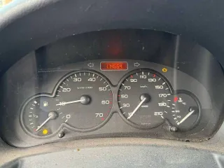 Citroen Berlingo 2010 года, 109 лс, пробег 114664 км. VIN: VF7GANFUCAX512776. Грузовой фургон, категория B. Двигатель: бензиновый, модель NFU10FX7UPSA 3447064, объем 1587 см³, экологический класс 4. Мощность 109 л.с (80 кВт). Кузов белый. Максимальная масса 2110 кг, масса без нагрузки 1191 кг.