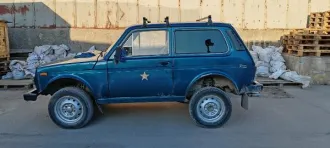 ВАЗ 21213 1996 года, зеленого цвета. Государственный регистрационный знак Р675УО11, VIN: XTA212130T1215549. Комплектация: 4 колеса на штампованных дисках, все стекла (лобовое, боковые, заднее), зеркала заднего вида, багажник на крыше. Передние и задние фары целые. На кузове имеются следы нарушения…