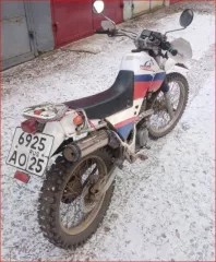Мотоцикл, марка: YAMAHA SERROW225WE, год изготовления: 1993, цвет: БЕЛЫЙ, VIN: ОТСУТСТВУЕТ, ПТС: 25 УВ 798031, г/н: 6925АО25, изготовитель  страна : ЯПОНИЯ, модель двигателя: 1КН, двигатель №: ОТСУТСТВУЕТ, мощность двигателя, л. с.  кВт : 20  14.7 , рабочий объем двигателя, куб. см: 225, шасси …