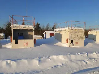 Сооружение: База ГСМ, кадастровый номер: 86:07:0000000:889, площадь застройки 822 кв.м., адрес: ХМАО Югра, Октябрьский р н, пгт Андра, мкр н Спортивный, строен.9а,  которая состоит: 1 . из территории хранения нефтепродуктов, которая включает:   емкости по 2000л.  2шт.     емкости 400л.  1шт.    …