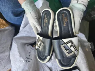 Спортивные костюмы«Tommy Hilfiger»Обувь, маркированная товарным знаком «Balenciaga»Головной убор, маркированный товарным знаком «Mercedes-Benz»Трико, маркированное товарным знаком «Moncler» Платки, маркированные товарным знаком «KARL LAGERFELD»Майки, маркированные товарным знаком «Adidas» Брюки…