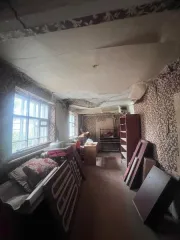 Продается имущество в Таганроге по адресу: пер. 9-й Новый, д. 1-б. В состав входят: нежилое здание общей площадью 123,5 кв. м (1 этаж), сарай 14,8 кв. м, туалет 5,1 кв. м (реестровый номер П2300001090) и земельный участок площадью 383 кв. м (кадастровый номер 61:58:0004023:2). Общая площадь…