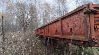 Полуприцеп бортовой 9385 1998 года выпуска, красного цвета. VIN: XТJ938500W0302295.