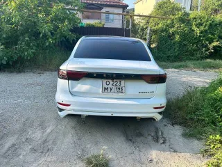 Geely Emgrand 2023 года, 122 л.с., 178316 км, АКПП, VIN: LB3F31031PG026812, цвет кузова белый. Находится на хранении у должника: Россия, Краснодарский край, г. Геленджик, СНТ "Контур", ул. Пчелиная, д. 14. Все фото автомобиля сделаны летом 2026 г. Автомобиль в настоящее время технически исправен.
