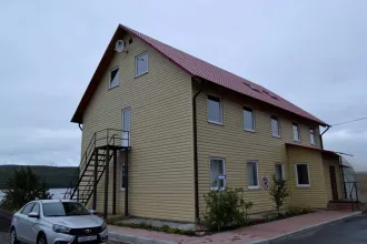 Административное здание, кад.№ 51:01:0101002:104, S=372,2 кв.м.; Склад - часть здания, кад.№ 51:01:0101002:123, S=427,7 кв.м.; здание гаража, кад.№ 51:01:0101002:89, S=1798,7 кв.м.; Земельный участок, кад.№ 51:01:0101002:6, S=4725 +/- 24,06 кв.м.; Беседка-гриль; Сторожка из бруса; Видеорегистратор…