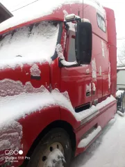 Volvo VNL 64 T660, 1999, грузовой тягач седельный, идентификационный номер (VIN) 4V4ND4JH8YN253088, цвет: красный.