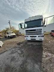 DAF 1999 Автомобиль тягач седельный DAF 1999 г.в., регистрационный знак Н780ХР/126 регион, цвет белый, мощность двигателя 315 л.с., идентификационный номер XLRTE47XSOE493168, с видимыми дефектами и повреждениями, возможны скрытые повреждения и дефекты. Наличие ПТС транспортного средства: нет…