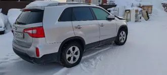 Kia Sorento, 2013. Автомобиль «Киа Соренто», г.р.з. Р474ТС11, 2013 г.в., VIN: XWEKU811DD0012665. Установлено детское кресло, имеется брелок автомобиля. Техническое состояние не проверялось, крышку капота поднять не удалось, в связи с заеданием. Наличие ПТС и СРТС не установлено (11-008657-1)…