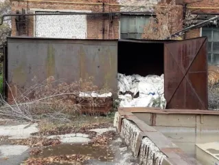 КПП-4 57 кв.м Самара. Здание контрольно-пропускного пункта (КПП-4), расположено по адресу: г.Самара, ул.Калинина, 1 (при въезде на бывшую территорию ОАО СПЗ со стороны Заводского шоссе), площадь по внешнему обмеру 57кв.м. Право собственности на КПП-4 в ЕГРН не зарегистрировано, возникло до 1997г. В…