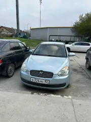 Hyundai Verna 2006 года, цвет светло-голубой. VIN: NLHCM41AP7Z035184, ПТС: 77ХА253194, госномер В326МС82. Производство Турция. Бензиновый двигатель 1.4 л (1399 см³) мощностью 97 л.с. Максимальная масса 1600 кг, снаряженная масса 1155 кг.