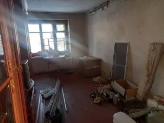 2/4 доли в праве собственности на жилое помещение площадью 61,4 кв.м, кадастровый номер 42:26:0301002:3949, расположенное по адресу: Кемеровская область, г. Ленинск-Кузнецкий, пер. Павленко, д. 36, кв. 1.