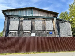 Нежилое здание 165.1 кв.м, Тюменская область, г. Тобольск, ул. Ленина, д. 42. Назначение: нежилое, количество этажей: 2, в том числе подземных 0, площадь 165,1 кв.м., кадастровый номер: 72:24:0603027:86. В составе объекта учитывается движимое имущество – ограждение, табличка информационная 600х400…