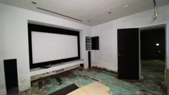 Дом 953,5 кв.м и земельный участок 3357 кв.м в Московской области, Одинцовский район, сельское поселение Горское, поселок Горки-2, ПДСК «Беркут-5». Кадастровый номер участка: 50:20:0040651:120. Кадастровый номер дома: 50:20:0040651:180. Встроенные стеллажи (5 шт), диваны желтого цвета (2 шт)…