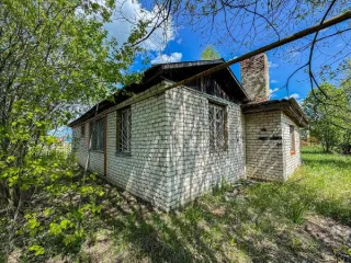 Нежилое здание площадью 88,5 кв. м и земельный участок площадью 867+/-10 кв.м. по адресу: Нижегородская область, г. Арзамас, микрорайон Кирилловский, линия 17-я, д. 1. Кадастровые номера: 52:40:0404001:2993 (здание), 52:40:0404001:2633 (земельный участок). Назначение здания: нежилое, 1 этаж…