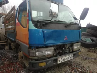 Грузовой-бортовой автомобиль, марка: Mitsubishi модель: Canter, год изготовления: 2002 г.в., г/н: А856УВ125, цвет: Синий. Рабочий объем двигателя 5249 куб. см, мощность 140 л/с (105 кВт), изготовитель: Mitsubishi (Япония), тип двигателя: Дизельный. Кузов: по всему кузову имеются сколы и ржавчина…