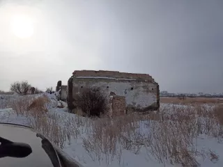 Объекты недвижимого имущества, расположенные на земельном участке площадью 27480 кв.м. с кадастровым номером 45:07:030502:228: здание свинарника, назначение: нежилое, кадастровый номер 45:07:030502:213, площадью 1353,8 кв.м., количество этаже 1  здание свинарника, назначение: нежилое, кадастровый…