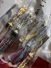 Наручные часы I&W Carnival. Часы наручные женские на ремешке, различных расцветок, на циферблате и обратной стороне корпуса имеется надпись «BOLUN». Часы наручные механические с металлическим браслетом, различных расцветок, на нижней стороне корпуса имеется надпись «Emporio Armani». Часы наручные…