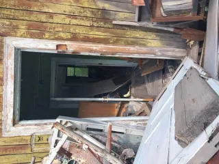 Земельный участок с нежилым зданием 94.9 м², Республика Саха (Якутия), Усть-Майский улус, п. Солнечный, ул. Строителей, д. 1. Кадастровый номер 14:30:100001:312. Год ввода в эксплуатацию: 1979. Количество подземных этажей: 0. Вид ограничений и обременений: -. Общая площадь: 94.9. Материалы наружных…