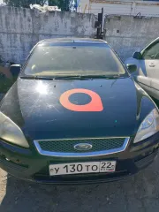 Форд Фокус 2006 года, VIN X9F4XXEED46J12026. Передняя часть: сколы пластика на бампере; многочисленные царапины на капоте справа. Задняя часть: задир лакокрасочного покрытия над правой фарой; правая фара разбита. Правая часть: пороги покрыты ржавчиной; глубокая царапина на задней двери; сколы…