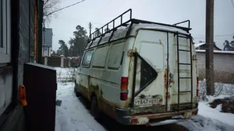 ГАЗ 2705, 2002. Автомобиль ГАЗ, модель: 2705, год изготовления: 2002 г.в., VIN: ХТН27050020242987, г.р.з. Т647УЕ47, вид собственности – совместная с супругом Арефьевым А.А. Автомобиль в неудовлетворительном состоянии, не находу, имеет сквозную коррозию металла по всему кузову, некомплектен…