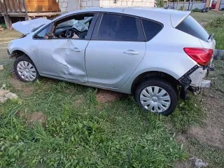 Opel Astra 2014 года, серебристый металлик. VIN: XUFPD6DD7E3040527, госномер М728УВ32. Двигатель бензиновый, 1.6 л (1598 куб. см), мощность 116 л.с., экологический класс 5. ПТС 78 ОЕ 399406. Максимальная масса 1940 кг, снаряженная масса 1443 кг.