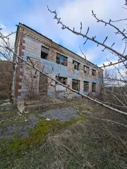 Нежилое здание конторы с подвалом 326,9 кв.м, Ростовская область, кадастровый номер 61:39:0040102:495, площадью 326,9 кв.м., с земельным участком, кадастровый номер 61:39:0040102:214, площадью 957 +/- 11 кв.м., расположенного по адресу: Ростовская область, р-н Усть-Донецкий, х. Крымский, ул…