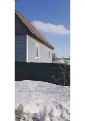 Жилой дом площадью 51,8 кв. м с кадастровым номером 42:14:0117007:159 и земельный участок общей площадью 1540 +/- 14 кв. м с кадастровым номером 42:14:0117007:58. Адрес: Кемеровская область, Топкинский район, деревня Соломино, улица Береговая, дом 5.