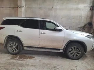 Toyota Fortuner 2017 года выпуска, зеленый цвет. VIN: MR0HA3FS400049181, госномер E553ME03. Состояние: отсутствует двигатель и аккумулятор. Тип: легковой универсал, категория B. Экологический класс 5. Разрешенная максимальная масса 2735 кг, масса без нагрузки 2185 кг. Положение руля левый, коробка…
