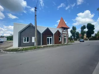 Нежилое помещение с кадастровым номером 39:11:010008:292, общей площадью 51,2 кв.м. Нежилое помещение с кадастровым номером 39:11:010008:292, общей площадью 51,2 кв.м. Расположенное по адресу: Калининградская обл., Правдинский район, г. Правдинск, ул. Школьная, зд. 8Д, пом. 9. 
Общая площадь: 51.2…