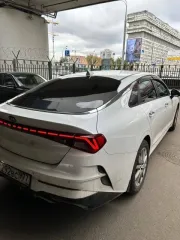 Kia K5 2020 года, VIN: XWEG3414BM0001030, цвет белый.