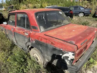 Автомобиль ВАЗ 2107, 2003 года выпуска, красного цвета. Государственный номер С043НК/161 регион. VIN: XTA21074031768314. Объем двигателя 1.5 л. Имеет признаки эксплуатации, видимые дефекты и механические повреждения. Возможны скрытые повреждения и дефекты.