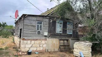 Жилой дом 38,5 кв.м и земельный участок 820 кв.м, Астраханская область, Енотаевский район, село Грачи, улица 1 Мая, дом 35. Назначение здания: жилое. Кадастровый номер дома: 30:03:040102:560. Земельный участок для личного подсобного хозяйства. Кадастровый номер участка: 30:03:040102:218.