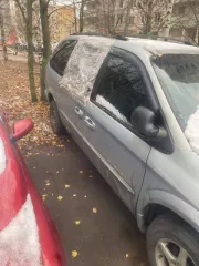 Легковой автомобиль Chrysler Town & Country 2001 года, цвет светло-голубой. VIN: 2C8GP44G71R184674, ПТС: 77 ТС 256000, госномер С502СХ199. Произведен в Канаде. Двигатель бензиновый, модель не указана, объем 3301 см³, мощность 182 л. с. (134 кВт). Максимальная масса 2530 кг, масса без нагрузки 1950…