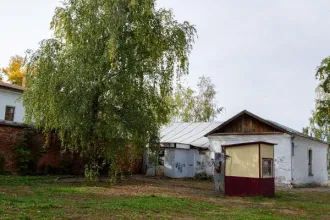 Имущественный комплекс общей площадью 1591.4 кв.м в Липецкой области, включающий земельный участок площадью 5 583 кв.м (кадастровый номер: 48:11:0470166:12), два здания и два сооружения по адресу: Россия, Липецкая область, Лебедянский район, г. Лебедянь, ул. Ленина, дом 50. Объект 1: Нежилое здание…