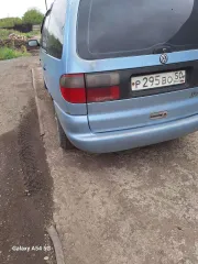 Volkswagen Sharan, 1999 г.в. VIN: WVWZZZ7MZXV026179. Категория B, цвет синий. Двигатель ADY 215617, бензиновый, 115 л.с., 1984 куб. см, автоматическая коробка передач. Состояние: пороги гнилые, передние крылья требуют замены, АКПП в аварийном режиме. Регистрационный знак Р295ВО50. Местонахождение…