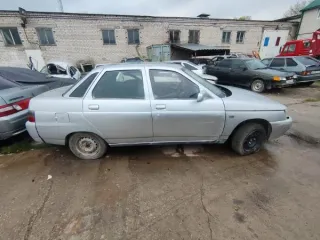 ВАЗ 21103 2004 года, светло-серебристый металлик, седан. VIN ХТА21103040698550, номер К437Е0126. Объем двигателя 1499 см³, мощность 66.7 кВт/90.7 л.с., экологический класс 0. Отсутствуют ключи и документы. Многочисленные царапины, потёртости, сколы по всему кузову, загрязнены узлы и агрегаты, следы…