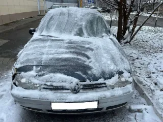 Volkswagen Golf 2001, модель: Golf, год выпуска: 2001, цвет: Серебристый, VIN: WVWZZZ1JZ1W695019, вид собственности: индивидуальная. Особенности тех. состояния: сломано левое боковое зеркало, битое правое крыло, коррозия колесных арок.