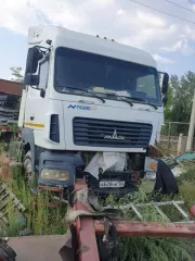 Грузовой тягач седельный марки МАЗ 643019-1420-010, 2015 г.в., г/н А628НК124, цвет кузова – белый, № шасси (рамы) Y3M643019F0000556.  Собственник – ООО "Абаканская металлургическая корпорация". В отношении ТС числится обременение в виде залога в пользу физического лица, не являющегося взыскателем…