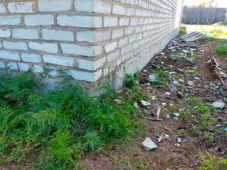 Земельный участок площадью 4371 кв.м и нежилое здание площадью 51.7 кв.м, расположенные по адресу: Республика Бурятия, Хоринский район, село Хоринск, улица Строительная, дом 1 "б". Кадастровые номера: 03:21:270235:65 и 03:21:270235:69.