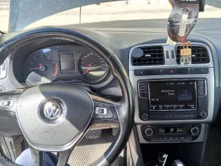 Volkswagen Polo седан 2018 года, рестайлинг. Комплектация Highline, 1.6 л, автомат 6 ступеней. Мультируль, климат-контроль, подогрев передних сидений и лобового стекла, противотуманные фары, складывающиеся зеркала с поворотниками и подогревом, 4 электростеклоподъемника (передняя пассажирская кнопка…