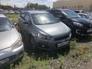 Chevrolet Aveo 2014, разбита передняя правая фара, левая задняя фара, вмятина на переднем правом крыле, имеются повреждения переднего бампера, прикручен на саморезы, также вмятина на переднем левом крыле, царапина на левой передней двери, цвет серый металлик.