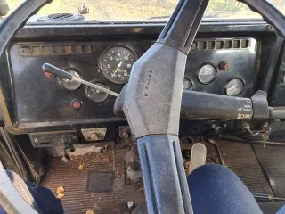 КАМАЗ 541120 1997 года выпуска. VIN: XТС54112012094540. Мощность двигателя: 210 л.с. (154,4 кВт). Переоборудован из седельного тягача, установлен самосвальный кузов с двухсторонним опрокидыванием.