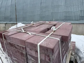 Комплект тротуарной плитки и бордюров, Россия. Комплект из тротуарной плитки и тротуарных бордюров, материалы для благоустройства. Страна происхождения — Россия. 1) Тротуарная плитка — цвет стандарт красный, количество 4196 штук; 2) Тротуарный бордюр — цвет серый, количество 159 штук; 3) Шарнирный…