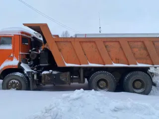 КАМАЗ 6520 2006 года выпуска, цвет оранжевый, VIN XTC65200061120527, госномер M524HK29, номер кузова 1972315. Состояние: отсутствует нижняя часть бампера, турбина подтекает. Тип кузова: грузовой самосвал.